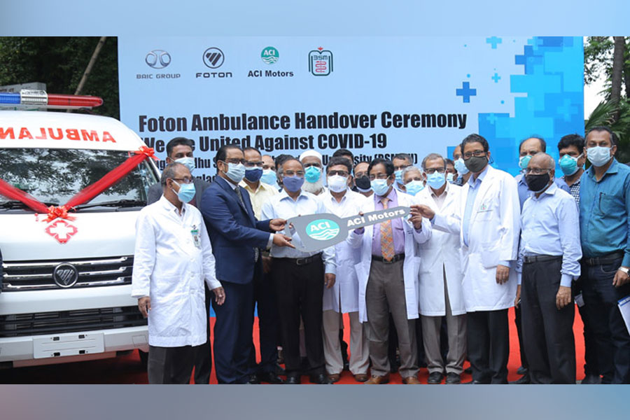বিএসএমএমইউকে ফোটন অ্যাম্বুলেন্স হস্তান্তর করলো এসিআই মটরস্